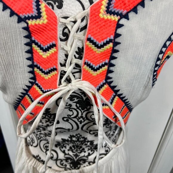 Romeo + Juliet Couture cream embroidered lace back maxi dress. Size L - Picture 6 of 8